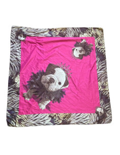 Un joli Foulard "Queen" fushia avec un chien dessus. 70 x 70 cm de Téo Jasmin. 

Dimensions : 70 x 70 cm.