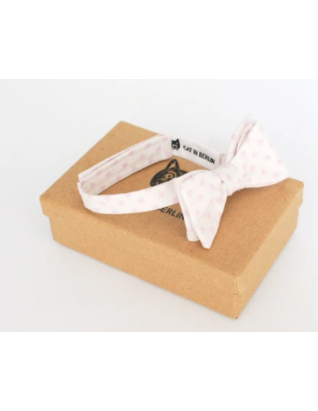 Noeud papillon de la marque Cat in Berlin blanc avec des étoiles violettes.