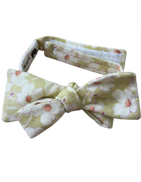 Noeud papillon vert à fleurs de la marque Cat in Berlin.